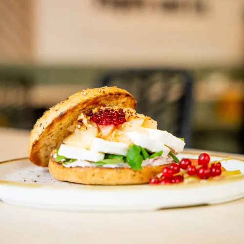 bagel-brie-preiselbeeren-walnuss-spremberg