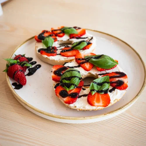 suesser-bagel-erdbeeren-frischkaese-spremberg